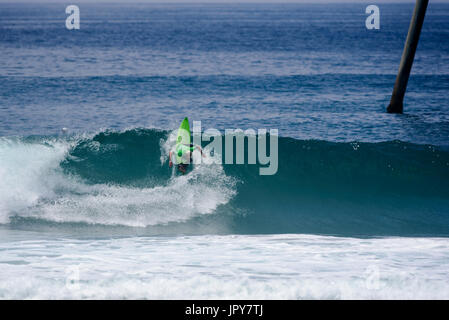 Huntington Beach, USA. 02 août, 2017. Charles Martin (GP) participe à la 2e ronde d'hommes à la concurrence du SQ 2017 CARS US Open de surf. Credit : Benjamin Ginsberg/Alamy Live News. Banque D'Images