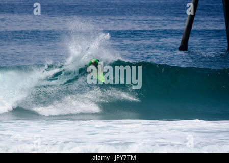 Huntington Beach, USA. 02 août, 2017. Charles Martin (gp) participe à la 2e ronde d'hommes à la concurrence du sq 2017 cars us open de surf. crédit : Benjamin Ginsberg/Alamy live news. Banque D'Images