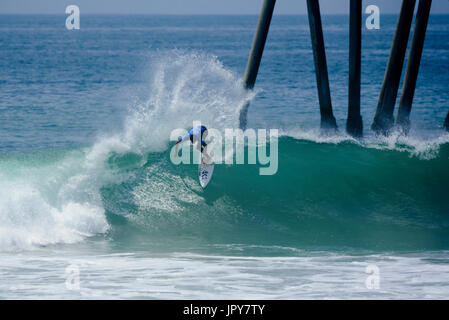 Huntington Beach, USA. 02 août, 2017. Michael pouvoirs février le chemin d'une journée 2 victoire de chaleur chez les hommes à la concurrence QS 2017 CARS US Open de surf. Credit : Benjamin Ginsberg/Alamy Live News. Banque D'Images