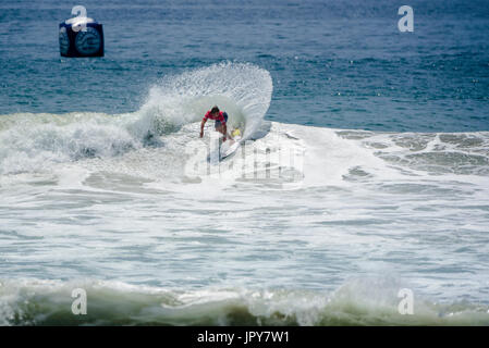 Huntington Beach, USA. 02 août, 2017. Conner Coffin (USA) remporte sa chaleur dans la 2e ronde d'hommes à la concurrence du SQ 2017 CARS US Open de surf. Credit : Benjamin Ginsberg/Alamy Live News. Banque D'Images