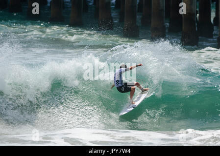 Huntington Beach, USA. 02 août, 2017. Nate Yeomans (USA) pouvoirs par l'intermédiaire d'un tour près de la jetée au cours de la compétition masculine de QS à l'US Open 2017 CARS de surf. Credit : Benjamin Ginsberg/Alamy Live News. Banque D'Images