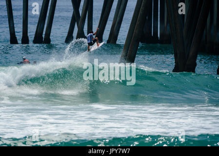 Huntington Beach, USA. 02 août, 2017. Nate Yeomans (USA) participe à la 2e ronde d'hommes à la concurrence du SQ 2017 CARS US Open de surf. Credit : Benjamin Ginsberg/Alamy Live News. Banque D'Images