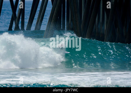 Huntington Beach, USA. 02 août, 2017. Daniel Andre (BRA) tours dans le premier baril du concours round 2 de la compétition masculine de QS à l'US Open 2017 CARS de surf. Credit : Benjamin Ginsberg/Alamy Live News. Banque D'Images