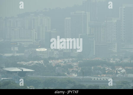 Kuala Lumpur, KUALA LUMPUR, MALAISIE. 3e août, 2017. Haze vu à Kuala Lumpur, Malaisie, 03 août 2017. La Malaisie a déclaré haze d'Indonésie n'est pas susceptible d'affecter la Malaisie et il sera également effectuée avec la mer de Kuala Lumpur est l'hôte des Jeux plus tard ce mois-ci. Ressources naturelles et de l'environnement ministre Datuk Seri Wan Junaidi Tuanku Jaafar a dit le 02 août il se réunira le ministre indonésien de transmettre l'offre d'aide. Crédit : Chris Jung/ZUMA/Alamy Fil Live News Banque D'Images