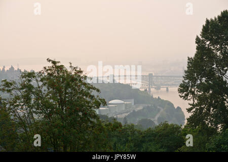 Burnaby BC, Canada (agglomération de Vancouver). 2 août 2017. La vue à la nord-ouest depuis la colline du Capitole à Burnaby en début de soirée, montrant les monteurs de Memorial Bridge à Vancouver qu'un nuage de fumée. La fumée a soufflé dans des feux brûlant dans l'intérieur de la Colombie-Britannique. La qualité de l'air et de la chaleur Les deux avertissements ont été émis pour les prochains jours dans la région. Crédit : Maria Janicki/Alamy Live News. Banque D'Images