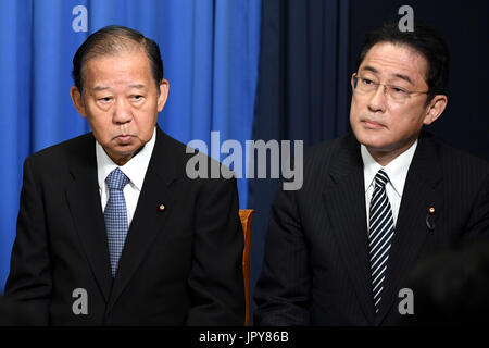 Tokyo, Japon. 3e août, 2017. Toshihiro Nikai (L), le Parti libéral-démocrate au pouvoir, secrétaire général et Fumio Kishida, Ministre des affaires étrangères sortant du Japon et le nouveau chef du parti au pouvoir, le Parti démocratique libéral de la politique du Conseil de recherche, participer à une conférence de presse à Tokyo, Japon, le 3 août 2017. Le Premier ministre japonais Shinzo Abe le jeudi vétéran nommé alliés proches des rôles clés au sein du Parti démocratique libéral (LDP) pour aider à augmenter les taux historiquement bas l'appui du public, tout en respectant l'équilibre entre les influences entre factions au sein du parti. Credit : Ma Ping/Xinhua/Alamy Live News Banque D'Images