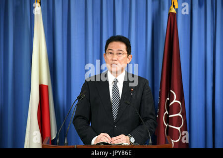 Tokyo, Japon. 3e août, 2017. Fumio Kishida, Ministre des affaires étrangères sortant du Japon et le nouveau chef du parti au pouvoir, le Parti démocratique libéral de la politique du Conseil de recherche, prend la parole à une conférence de presse à Tokyo, Japon, le 3 août 2017. Le Premier ministre japonais Shinzo Abe le jeudi vétéran nommé alliés proches des rôles clés au sein du parti libéral-démocrate pour aider à augmenter les taux historiquement bas l'appui du public, tout en respectant l'équilibre entre les influences entre factions au sein du parti. Credit : Ma Ping/Xinhua/Alamy Live News Banque D'Images