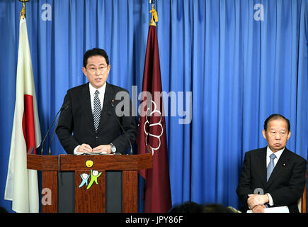 Tokyo, Japon. 3e août, 2017. Fumio Kishida (L), le ministre des Affaires étrangères sortant du Japon et le nouveau chef du parti au pouvoir, le Parti démocratique libéral de la politique du Conseil de recherche, parle aux médias lors d'une conférence de presse à Tokyo, Japon, le 3 août 2017. Le Premier ministre japonais Shinzo Abe le jeudi vétéran nommé alliés proches des rôles clés au sein du Parti démocratique libéral (LDP) pour aider à augmenter les taux historiquement bas l'appui du public, tout en respectant l'équilibre entre les influences entre factions au sein du parti. Credit : Ma Ping/Xinhua/Alamy Live News Banque D'Images
