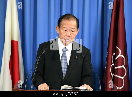 Tokyo, Japon. 3e août, 2017. Toshihiro Nikai, Japon Parti libéral-démocrate du secrétaire général, prend la parole lors d'une conférence de presse à Tokyo, Japon, le 3 août 2017. Le Premier ministre japonais Shinzo Abe le jeudi vétéran nommé alliés proches des rôles clés au sein du parti libéral-démocrate pour aider à augmenter les taux historiquement bas l'appui du public, tout en respectant l'équilibre entre les influences entre factions au sein du parti. Credit : Ma Ping/Xinhua/Alamy Live News Banque D'Images