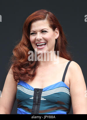 Universal City, CA. 09Th Aug 2017. Debra Messing, à "Will & Grace" Début de la production de l'événement de lancement et Cérémonie à Universal City Plaza en Californie le 02 août, 2017. Credit : Fs/media/Alamy Punch Live News Banque D'Images