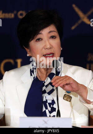 Tokyo, Japon. 3e août, 2017. Gouverneur de Tokyo, Yuriko Koike prononce un discours devant des journalistes étrangers au Club des correspondants étrangers du Japon à Tokyo le Jeudi, août 3, 2017. Koike est devenu Tokyos Première femme leader il y a un an. Credit : Yoshio Tsunoda/AFLO/Alamy Live News Banque D'Images