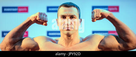 Essen, Allemagne. 27 Nov, 2015. Boxeur ukrainien Wladimir Klitschko, qui détient les titres de la WBA, IBF, WBO et IBO, pose à la pesée officielle à Essen, Allemagne, 27 novembre 2015. Klitschko fera face à son concurrent britannique Tyson Fury dans un combat le 28 novembre 2015. Photo : ROLF VENNENBERND/dpa | dans le monde d'utilisation/dpa/Alamy Live News Banque D'Images