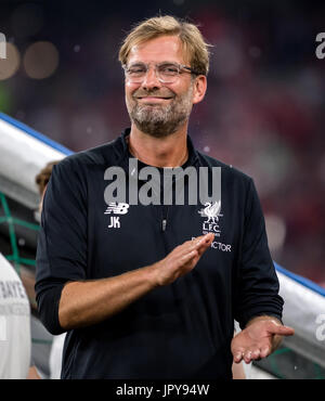 Munich, Allemagne. 1er août 2017. Jurgen Klopp célèbre la victoire sur le Bayern de Munich au cours de l'AUDI Cup 2017 à l'Allianz Arena de Munich, Allemagne, le 1 août 2017. - Pas de service de fil · Photo : Thomas Eisenhuth/dpa-Zentralbild/ZB/dpa/Alamy Live News Banque D'Images