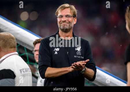 Munich, Allemagne. 1er août 2017. Jurgen Klopp célèbre la victoire sur le Bayern de Munich au cours de l'AUDI Cup 2017 à l'Allianz Arena de Munich, Allemagne, le 1 août 2017. - Pas de service de fil · Photo : Thomas Eisenhuth/dpa-Zentralbild/ZB/dpa/Alamy Live News Banque D'Images