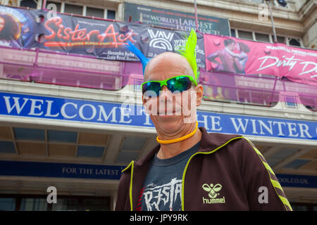 Blackpool, Lancashire, Royaume-Uni. 3 Août, 2017. Plus grand Festival de rébellion punk festival commence alors que des milliers de punks arrivent dans Blackpool international pour le festival punk. Au début du mois d'août, jardins d'hiver de Blackpool est l'hôte d'une grande gamme de punk de la 21e édition du Festival de la rébellion. Il y a un festival Fringe parallèlement à l'événement principal. Appelé "au bord" avec une exposition d'art, vêtements vintage et d'un Dr Martens, wc séparés. /AlamyLiveNews MediaWorldImages ; crédit. Banque D'Images