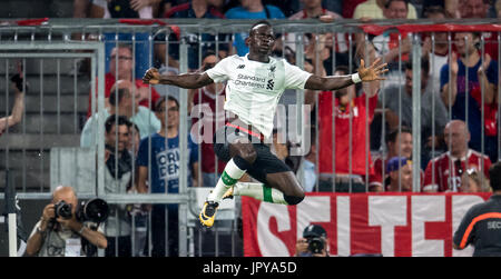 Munich, Allemagne. 1er août 2017. Sadio Mane de Liverpool célèbre son but contre le Bayern de Munich au cours de l'AUDI Cup 2017 à l'Allianz Arena de Munich, Allemagne, le 1 août 2017. - Pas de service de fil · Photo : Thomas Eisenhuth/dpa-Zentralbild/ZB/dpa/Alamy Live News Banque D'Images