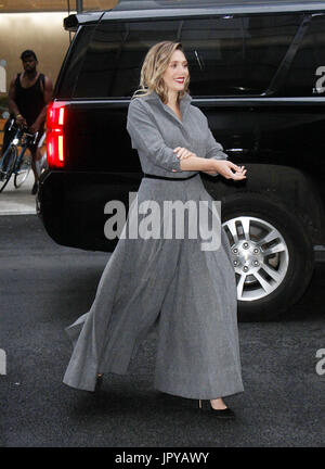 New York, USA. 2 Août, 2017. Elizabeth Olsen participe à la Weinstein Company présente un examen préalable de Wind River au Museum of Modern Art de New York 02 août 2017. Credit : MediaPunch Inc/Alamy Live News Banque D'Images