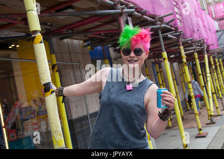 Blackpool, Lancashire, Royaume-Uni. 3 Août, 2017. Plus grand Festival de rébellion punk festival commence alors que des milliers de punks arrivent dans Blackpool international pour le festival punk. Au début du mois d'août, jardins d'hiver de Blackpool est l'hôte d'une grande gamme de punk de la 21e édition du Festival de la rébellion. Il y a un festival Fringe parallèlement à l'événement principal. Appelé "au bord" avec une exposition d'art, vêtements vintage et d'un Dr Martens, wc séparés. /AlamyLiveNews MediaWorldImages ; crédit. Banque D'Images