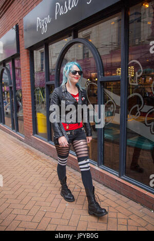 Blackpool, Lancashire, Royaume-Uni. 3 Août, 2017. Plus grand Festival de rébellion punk festival commence alors que des milliers de punks arrivent dans Blackpool international pour le festival punk. Au début du mois d'août, jardins d'hiver de Blackpool est l'hôte d'une grande gamme de punk de la 21e édition du Festival de la rébellion. Il y a un festival Fringe parallèlement à l'événement principal. Appelé "au bord" avec une exposition d'art, vêtements vintage et d'un Dr Martens, wc séparés. /AlamyLiveNews MediaWorldImages ; crédit. Banque D'Images