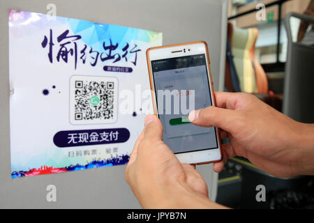 Chongqing, Chine, la municipalité de Chongqing. 3e août, 2017. Un passager paie pour billet de bus par quick response (QR) code dans Jiangbei District, municipalité de Chongqing en Chine du sud-ouest, du 3 août 2017. Les paiements mobiles l'exploitation a commencé dans certaines lignes de bus à Chongqing. Les passagers peuvent payer les tickets de bus en scannant les codes QR. Credit : Qin Tingfu/Xinhua/Alamy Live News Banque D'Images