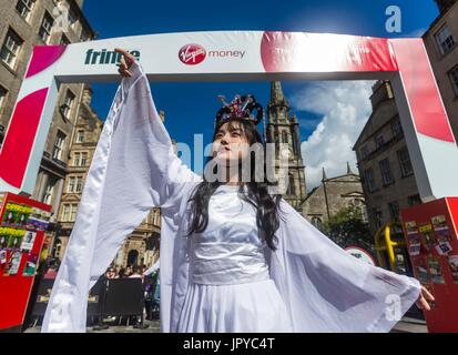 Edinburgh, Royaume-Uni. 06Th Aug, 2017. Acteurs de la première de Shenzhen International Children's Drama sur Edinburgh's Royal Mile Credit : Riche de Dyson/Alamy Live News Banque D'Images