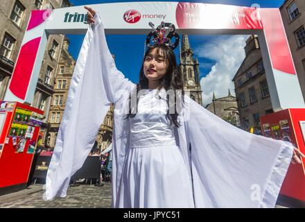 Edinburgh, Royaume-Uni. 06Th Aug, 2017. Acteurs de la première de Shenzhen International Children's Drama sur Edinburgh's Royal Mile Credit : Riche de Dyson/Alamy Live News Banque D'Images