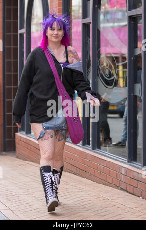 Blackpool, Lancashire, Royaume-Uni. 3e août, 2017. Plus grand Festival de rébellion punk festival commence alors que des milliers de punks arrivent dans Blackpool international pour le festival punk. Au début du mois d'août, jardins d'hiver de Blackpool est l'hôte d'une grande gamme de punk de la 21e édition du Festival de la rébellion. Il y a un festival Fringe parallèlement à l'événement principal. Appelé "au bord" avec une exposition d'art, vêtements vintage et d'un Dr Martens, wc séparés. /AlamyLiveNews MediaWorldImages ; crédit. Banque D'Images