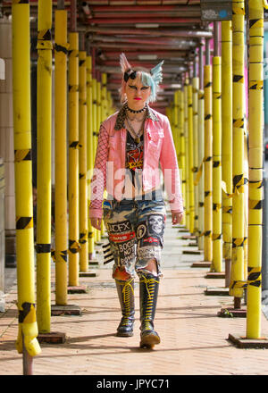 Blackpool, Lancashire, Royaume-Uni. 3e août, 2017. Keira au plus grand festival de rébellion punk festival commence alors que des milliers de punks arrivent dans Blackpool international pour le festival punk. Au début du mois d'août, jardins d'hiver de Blackpool est l'hôte d'une grande gamme de punk de la 21e édition du Festival de la rébellion. Il y a un festival Fringe parallèlement à l'événement principal. Appelé "au bord" avec une exposition d'art, vêtements vintage et d'un Dr Martens, wc séparés. /AlamyLiveNews MediaWorldImages ; crédit. Banque D'Images