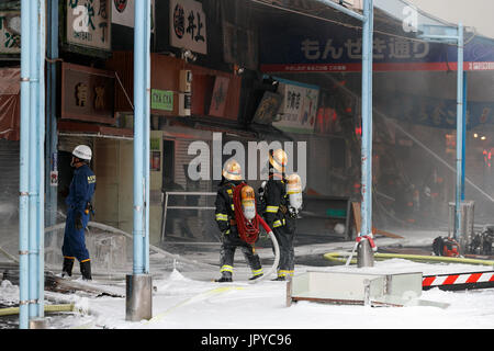 Tokyo, Japon. 3e août, 2017. Les pompiers essaient de faire un feu à l'extérieur Le marché aux poissons de Tsukiji, le 3 août, 2017 à Tokyo, Japon. Le feu a démarré dans l'après-midi du jeudi 3 lorsque la zone de petites rues et des sushis cale en dehors du marché était occupé avec les touristes étrangers. Credit : Rodrigo Reyes Marin/AFLO/Alamy Live News Banque D'Images