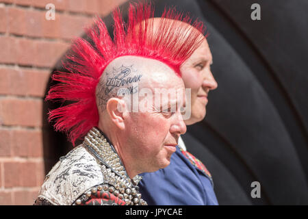 Une rébellion rébellion rebelles punk rock festival Blackpool spike mohawk mohican hérissée de pointes coiffure cheveux steampunk rock hors-doc martens à bascule Banque D'Images