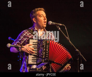 La ville de Sidmouth, Devon, UK. 3e août 2017. Devonshire Local chanteuse folk Jim Causley le jour de l'ouverture de la semaine folklorique Sidmouth.La folk festival a été lancé en 1955, attire des dizaines de milliers de visiteurs, et, plus de 700 événements avant le concert final le 11 août.Credit : Sud Ouest Photos / Alamy Live News Banque D'Images