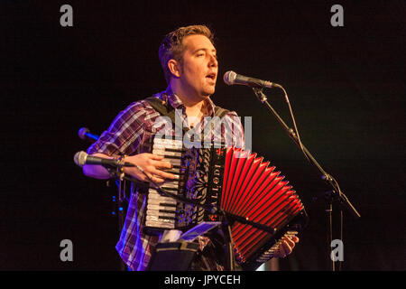 La ville de Sidmouth, Devon, UK. 3e août 2017. Devonshire Local chanteuse folk Jim Causley le jour de l'ouverture de la semaine folklorique Sidmouth.La folk festival a été lancé en 1955, attire des dizaines de milliers de visiteurs, et, plus de 700 événements avant le concert final le 11 août.Credit : Sud Ouest Photos / Alamy Live News Banque D'Images