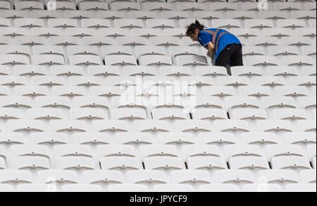 Londres, Royaume-Uni. 06Th Aug, 2017. Londres, 03 août 2017. Un stade de 60 000 travailleurs nettoie un sièges avant les Championnats du monde IAAF 2017 à Londres le London Stadium. Crédit : Paul Davey/Alamy Live News Banque D'Images