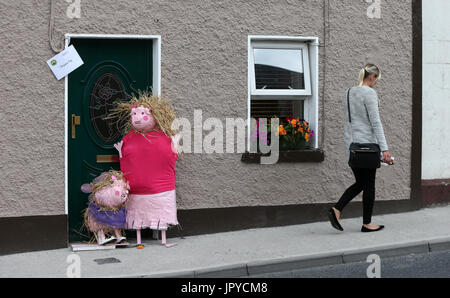 Durrow, Irlande. 3 août 2017. Un 'Peppa Pig' épouvantail à thème prend part à la fête de l'épouvantail qui exécute Durrow dans le village de Durrow, Co Carlow, Irlande, jusqu'à ce 7 août et est maintenant à sa 8e année. Crédit photo : Laura Hutton/Alamy Live News. Banque D'Images