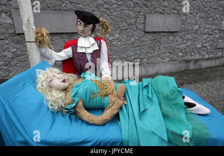 Durrow, Irlande. 3 août 2017. Un 'sleeping Beauty' épouvantail à thème prend part à la fête de l'épouvantail qui exécute Durrow dans le village de Durrow, Co Carlow, Irlande, jusqu'à ce 7 août et est maintenant à sa 8e année. Crédit photo : Laura Hutton/Alamy Live News. Banque D'Images