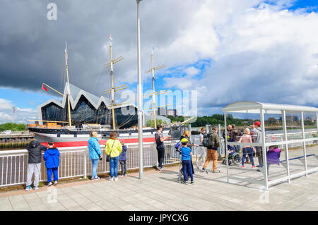 Glasgow, Ecosse, Royaume-Uni. 3 Août, 2017. Météo britannique. Les passagers qui attendent sur les rives de la rivière Clyde pour l'Govan Ferry pour les prendre à l'échelle de la Riverside Museum et Tall Ship, Glenlee, par un beau jour ensoleillé à intervalles réguliers et fréquents de fortes averses Crédit : Skully/Alamy Live News Banque D'Images