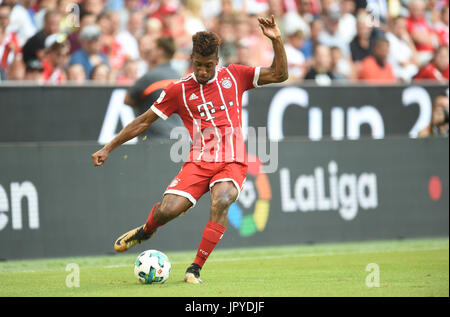 Munich, Allemagne. 2 Août, 2017. Munich, Kingsley Coman passe le ballon au cours de l'Audi Cup match de football entre le SSC Naples et le Bayern de Munich à l'Allianz Arena de Munich, Allemagne, le 2 août, 2017. Photo : Andreas Gebert/dpa/Alamy Live News Banque D'Images