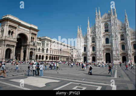 Duomo di Milano et entrée à la Galleria Vittorio Emanuele II, Piazza del Duomo, Milan, Italie Banque D'Images