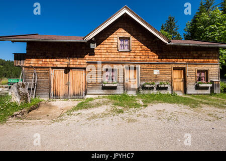 Maison rustique en bois par Lautersee lac près de Mittenwald, Bavière, Allemagne Banque D'Images