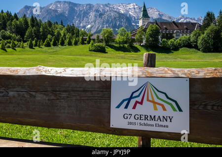 Schloss Elmau hotel,signe sur banc en bois notant scène du sommet du G7 de 2015, la Bavière, Allemagne Banque D'Images