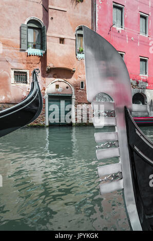 Deux arcs de gondoles flottant dans un canal, Venice, Veneto, Italie, gondole Banque D'Images