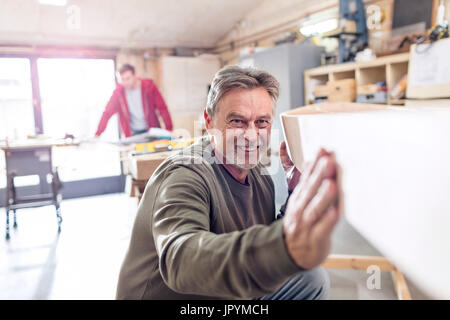 Male carpenter en bateau en bois d'atelier Banque D'Images