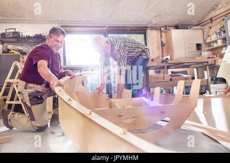 Charpentiers bois mâle en bateau dans l'atelier Banque D'Images