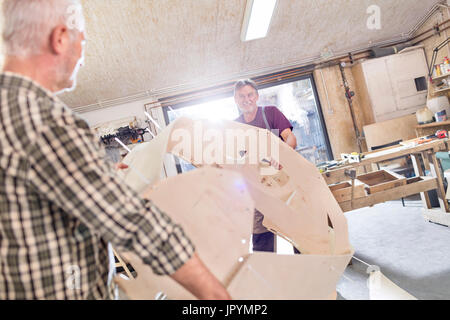 Bateau bois déménagement charpentiers mâle en atelier shell Banque D'Images