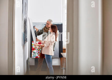 L'examen en peinture peintres art studio Banque D'Images