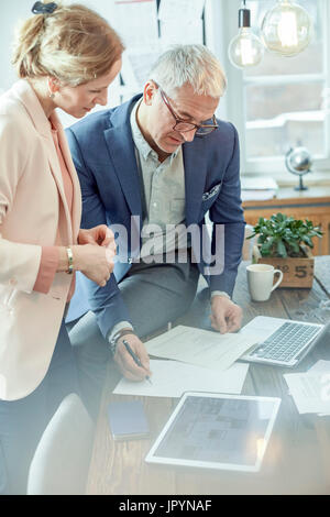 Les gens d'affaires, planification de l'examen des formalités administratives de digital tablet in meeting Banque D'Images