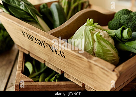 La vie toujours frais, sains, biologiques, légumes verts dans des caisses en bois Banque D'Images