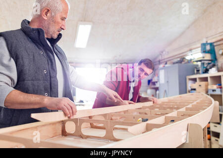 Bateau bois assemblage charpentiers mâle en atelier Banque D'Images