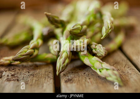 Still Life close up, frais, sains, biologiques d'asperge verte sur bois Banque D'Images