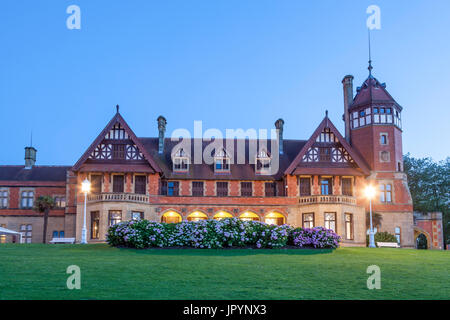 San Sebastian, Espagne - juin 7, 2017 : Le Palais Miramar à San Sebastian est éclairée la nuit. Pays Basque, Espagne Banque D'Images